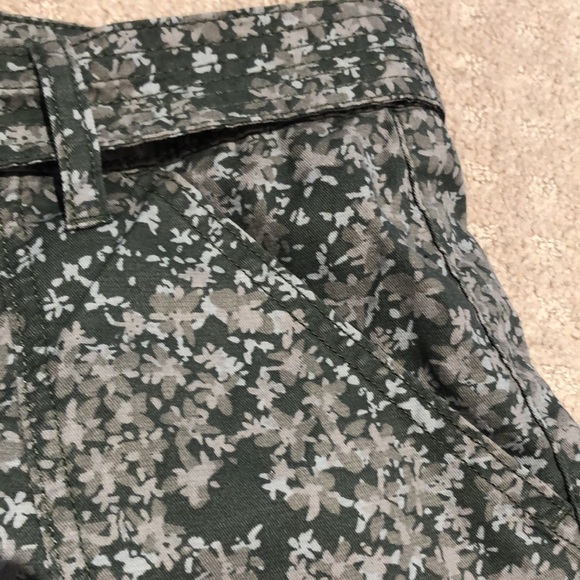 Calvin Klein floral print green shorts w/belt. EUC - Picture 2 of 6